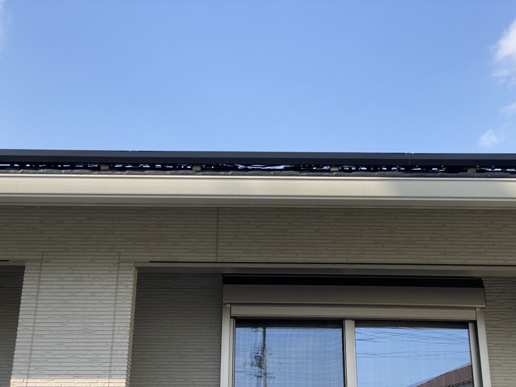 太陽光パネルと屋根の隙間